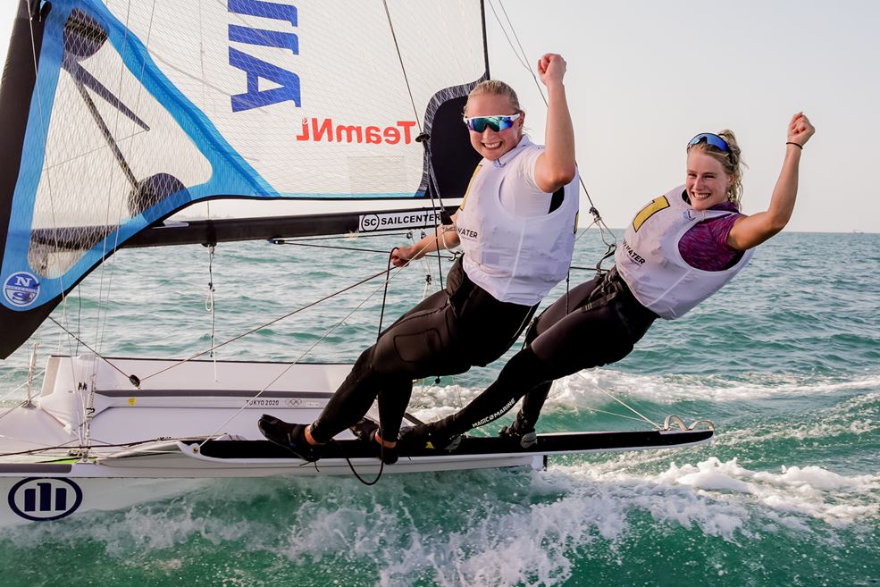 Elise de Ruyter (links) en Odile van Aanholt, wereldkampioen 2021 in Oman