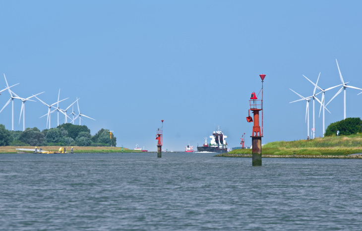 4. Bij Maassluis Kun Je In De Verte Op Zee Kijken En De Zeeschepen Zien Die In Aantocht Zijn.